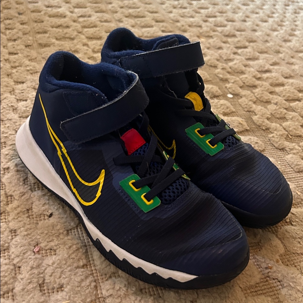 Boys Nike youth size 3 basketball shoes - Picture 4 of 4